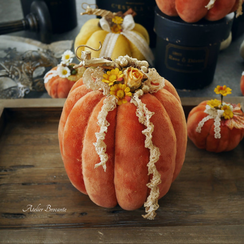 大きな縦長かぼちゃのフラワーアレンジ・キャロットオレンジ