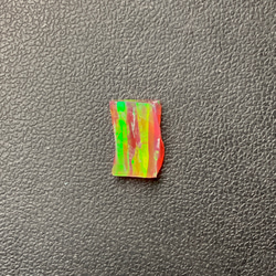 《人工オパール》(ネオンオパール) 原石 チェリーレッド/緑斑 0.9g (樹脂含侵) 1枚目の画像
