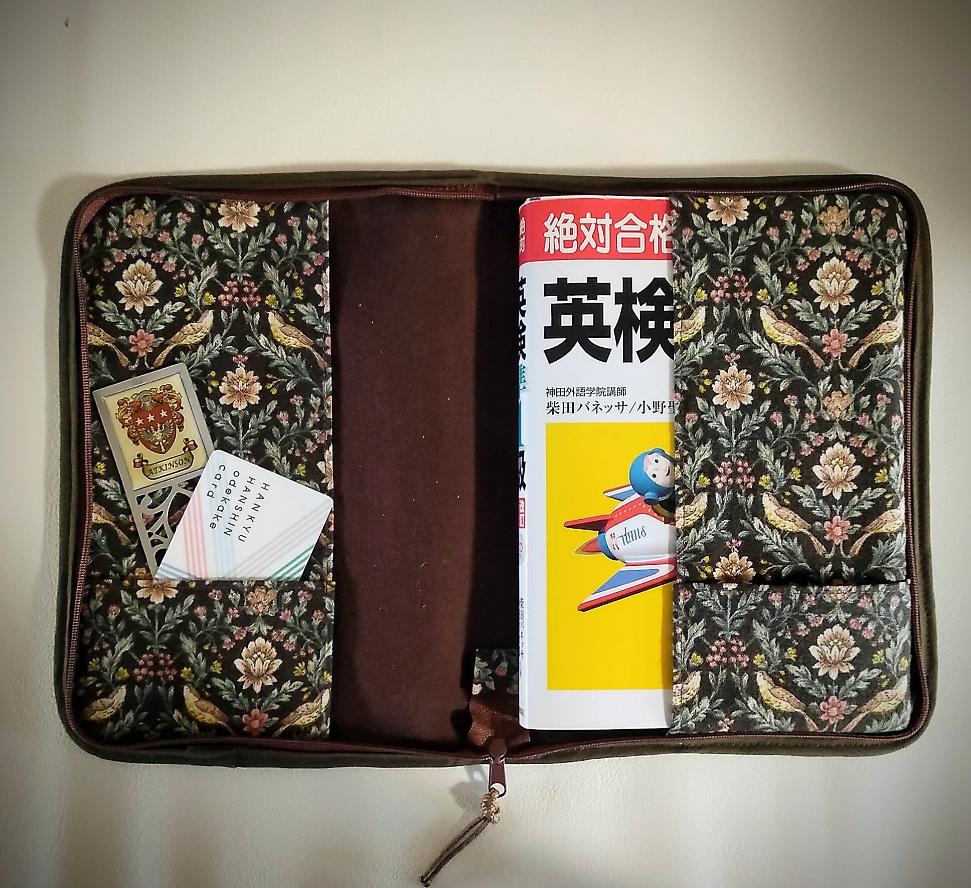 Ezviz - 受注生産 ファスナーで開閉するブックカバー（A5参考書 
