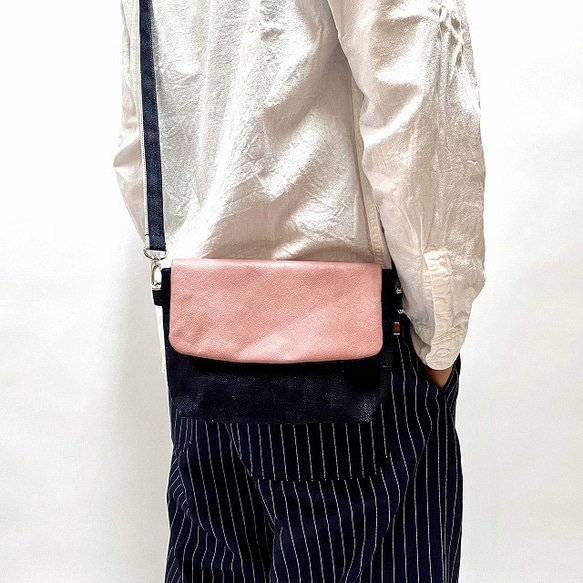 迷你肩背包（粉紅色），採用岡山純牛皮和真正的靛藍鑲邊牛仔布製成 / 非常適合日常用作小禮物或智慧型手機單肩包 ^^ 第2張的照片