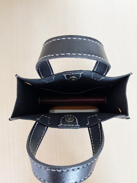 革の2wayミニショルダーバッグ　コンパクト　シュリンクレザー　黒の革　栃木レザー 8枚目の画像