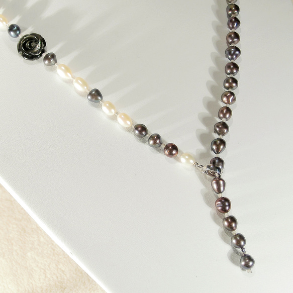 本真珠（淡水パール）と貝パーツ、ラブラドライトのYネックレス（セミバロック、マザーオブパール、南洋、黒蝶、薔薇） 1枚目の画像