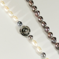 本真珠（淡水パール）と貝パーツ、ラブラドライトのYネックレス（セミバロック、マザーオブパール、南洋、黒蝶、薔薇） 2枚目の画像