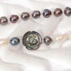 本真珠（淡水パール）と貝パーツ、ラブラドライトのYネックレス（セミバロック、マザーオブパール、南洋、黒蝶、薔薇） 6枚目の画像