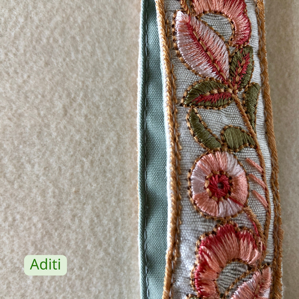 【持ちやすくて可愛いお手元】インド刺繍のスマホストラップ☆Harisha＆Aditi／ハンドストラップ・携帯ストラップ 12枚目の画像