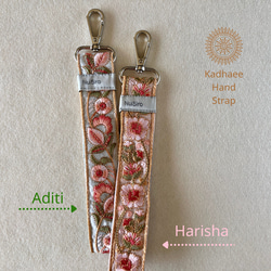 【持ちやすくて可愛いお手元】インド刺繍のスマホストラップ☆Harisha＆Aditi／ハンドストラップ・携帯ストラップ 2枚目の画像