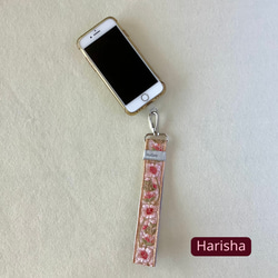 【持ちやすくて可愛いお手元】インド刺繍のスマホストラップ☆Harisha＆Aditi／ハンドストラップ・携帯ストラップ 4枚目の画像