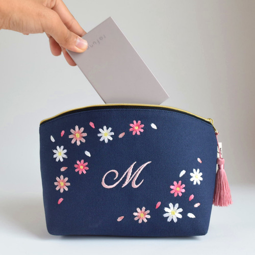 選べるイニシャル》コスモスの刺繍ポーチ マチあり コスメ 両面刺繍