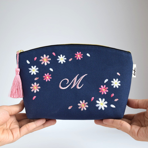 選べるイニシャル》コスモスの刺繍ポーチ マチあり コスメ 両面刺繍