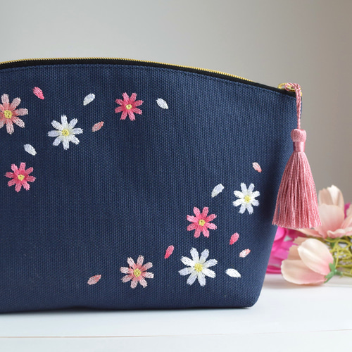 選べるイニシャル》コスモスの刺繍ポーチ マチあり コスメ 両面刺繍