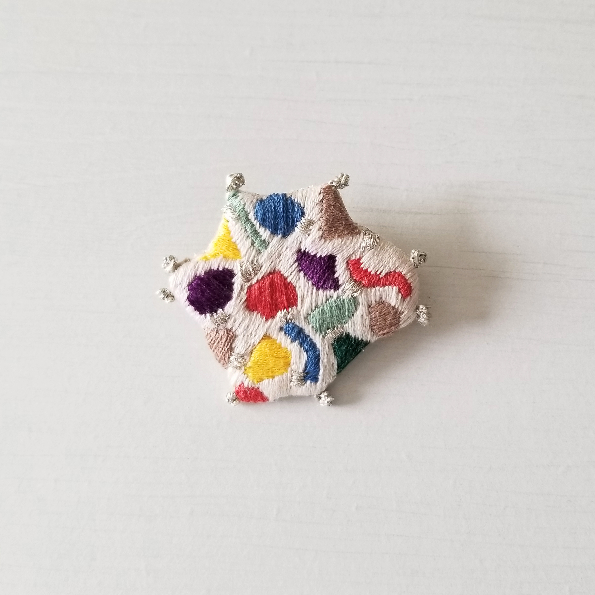グラフィカル 刺繍ブローチ(ホワイト)