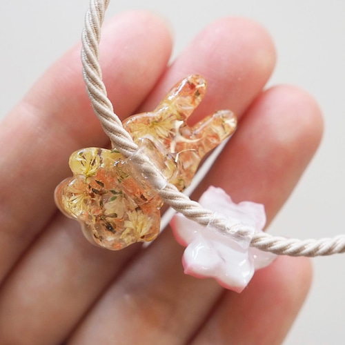 ホワイト系 バラ園のオシャレうさちゃん ラウンドレジンヘアゴム