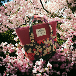 持ち手のついた、大きめ切り替えファスナーポーチ 『和柄・夜桜』 8枚目の画像