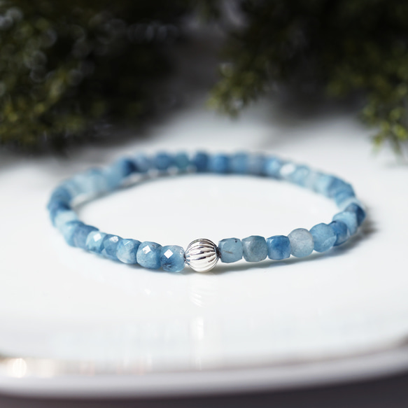 男女皆宜的深藍色海藍寶石串珠手鍊 - Adolfo 第1張的照片