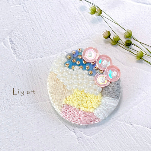 アンティークの赤とシルバーの花柄ビーズ 刺繍　ハンドメイド ビーズ刺繍ブローチ【ハートのバリエーション.10/赤】 ブローチ