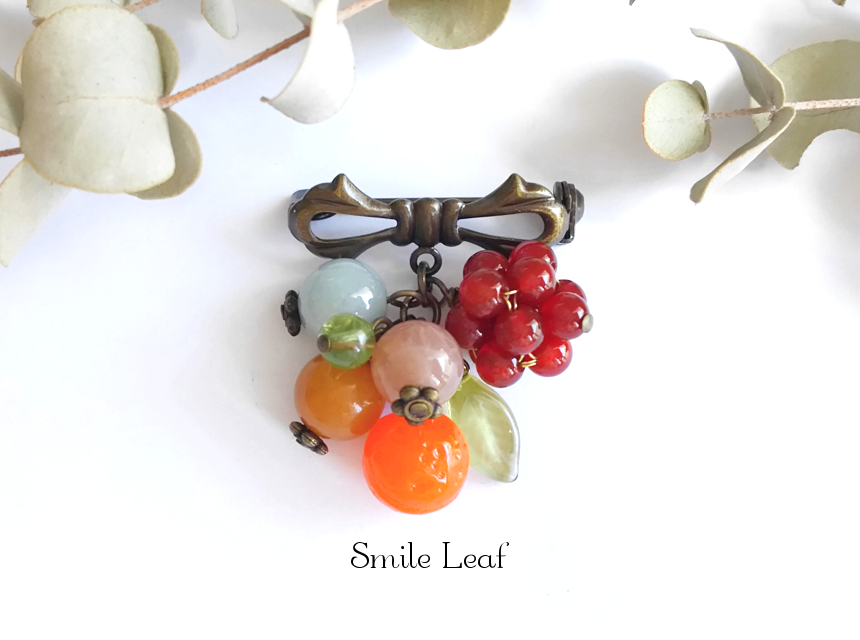 オレンジと天然石のアンティーク風ブローチ