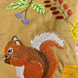 再販　コロンと丸いミニトート　奥山のリス刺繍　　　　　　　　　　どんぐり　どうぞ 4枚目の画像