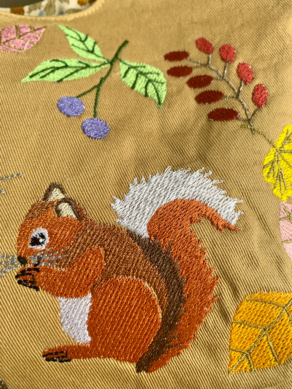 再販　コロンと丸いミニトート　奥山のリス刺繍　　　　　　　　　　どんぐり　どうぞ 4枚目の画像