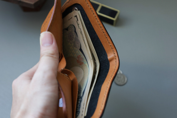 新作 コンパクト財布　シンプル二つ折り財布　小さくても驚きの使い勝手と収納力！ 14枚目の画像