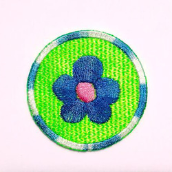 輝く花 中サイズ グリーン ワッペン 刺繍 アップリケ パッチ 可愛い かわいい カワイイ オリジナル 1枚目の画像