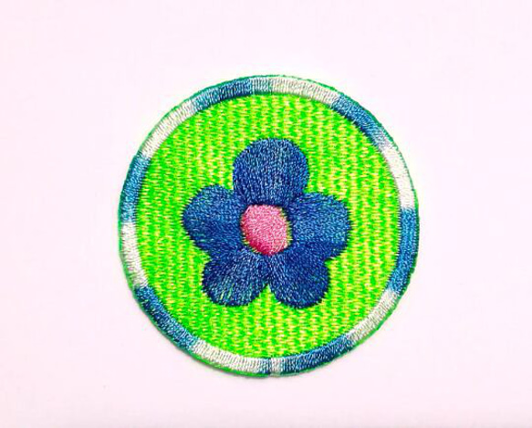 輝く花 中サイズ グリーン ワッペン 刺繍 アップリケ パッチ 可愛い かわいい カワイイ オリジナル 1枚目の画像