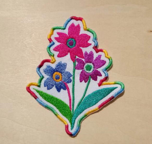 カラフルな花 小サイズ ワッペン 刺繍 アップリケ パッチ 可愛い カワイイ かわいい オリジナル 花束 花 4枚目の画像