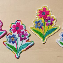 カラフルな花 小サイズ ワッペン 刺繍 アップリケ パッチ 可愛い カワイイ かわいい オリジナル 花束 花 1枚目の画像