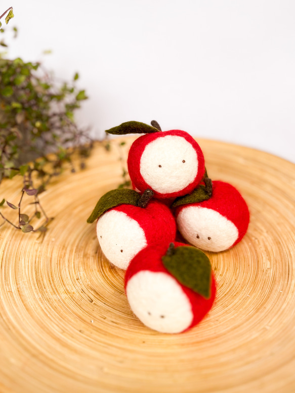 リンゴちゃんフェルトチャーム ぶら下げ用ストラップ付き 羊毛フェルト