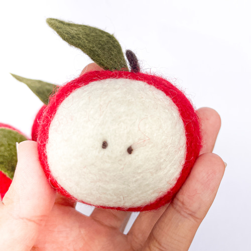 リンゴちゃんフェルトチャーム ぶら下げ用ストラップ付き 羊毛フェルト