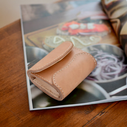 緊湊的皮革錢包，隨著時間的推移而變化 由鞣製皮革製成 Shonan Ben 的超厚迷你錢包 可雕刻 第1張的照片