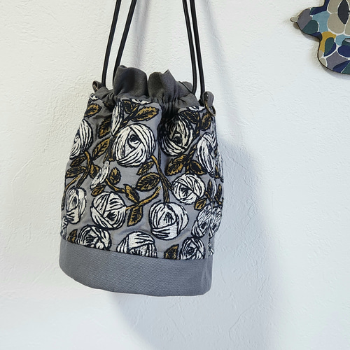 rosyの巾着バッグ グレー ミナペルホネンのファブリックで 巾着バッグ