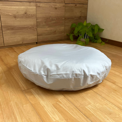 ② 天然100%ムートン　2匹　ホワイト　新品未使用品 高級ムートンカバー】 羽毛を使った円形ペットベッド（天然鉱石