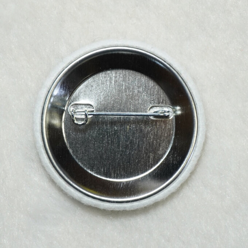 ☆刺繍缶バッジ☆ 手をつなぐ ハート付き ピンバッチ studio