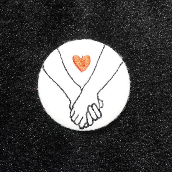 ☆刺繍缶バッジ☆ 手をつなぐ ハート付き ピンバッチ studio yossy
