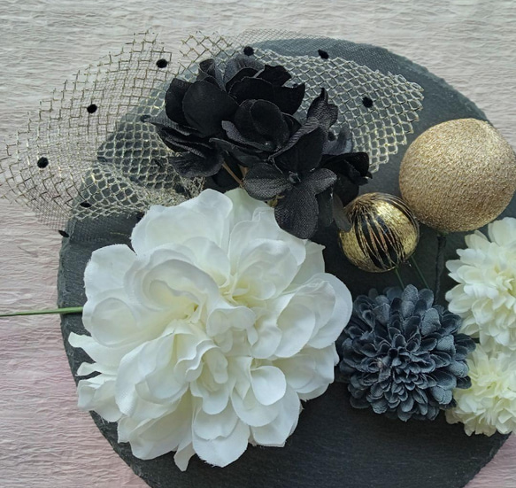 白ダリアに黒と白のピンポンマムと紫陽花にゴールドレースリボンの髪飾り　 2枚目の画像