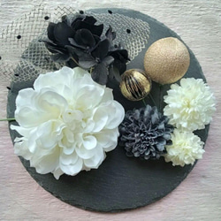 白ダリアに黒と白のピンポンマムと紫陽花にゴールドレースリボンの髪飾り　 1枚目の画像