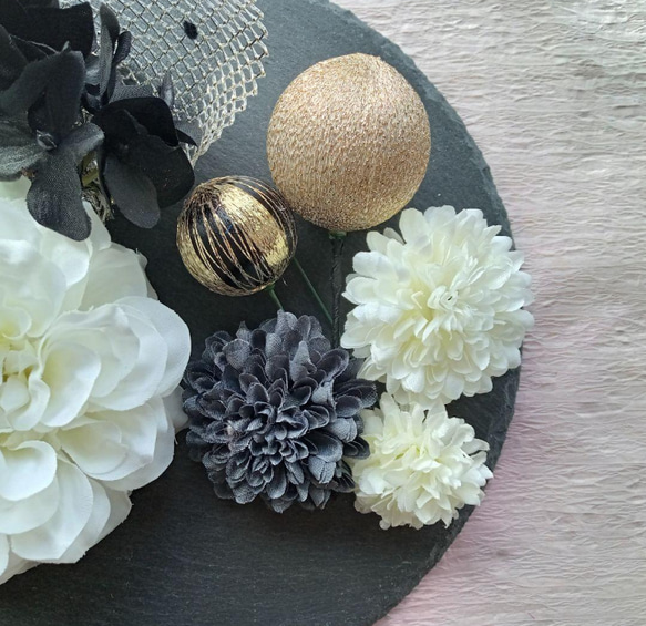 白ダリアに黒と白のピンポンマムと紫陽花にゴールドレースリボンの髪飾り　 3枚目の画像