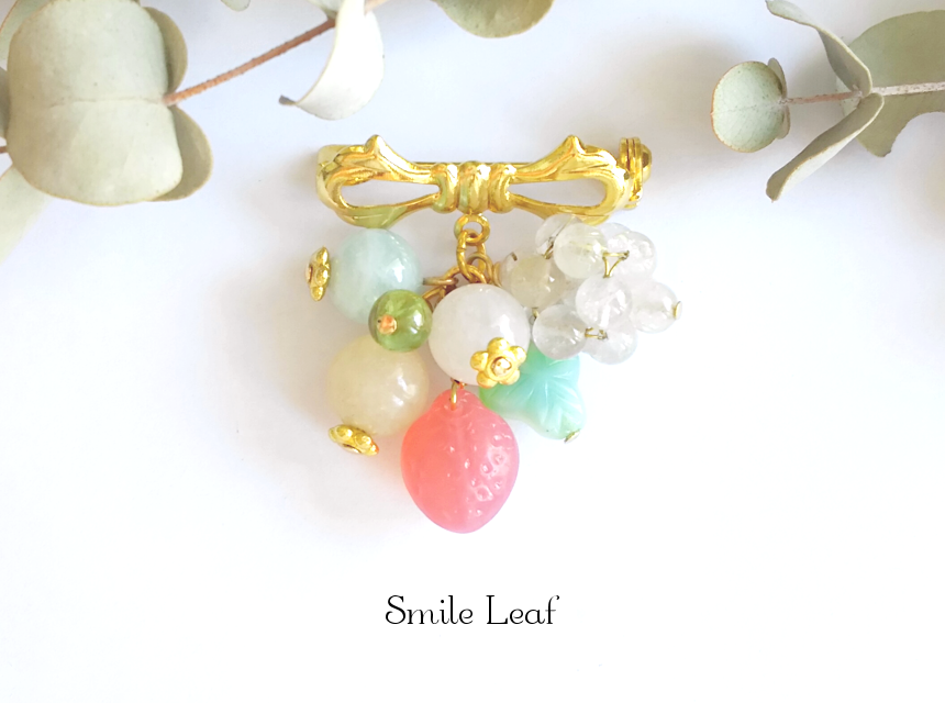 イチゴと天然石のアンティーク風ブローチ