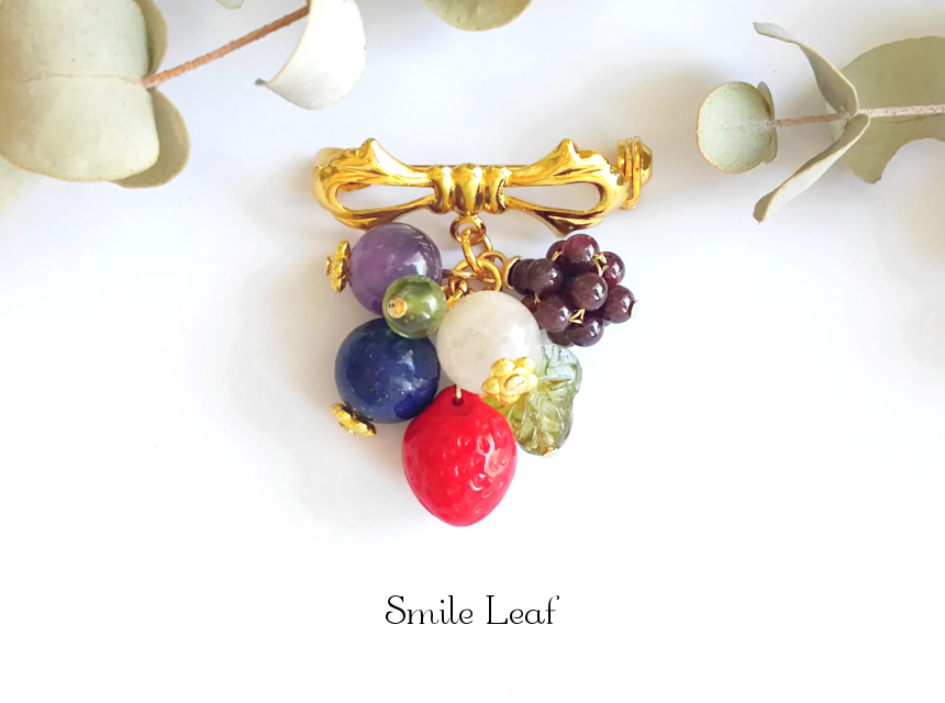 イチゴと天然石のアンティーク風ブローチ