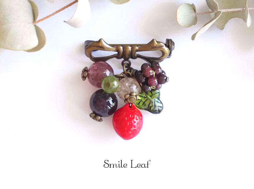 イチゴと天然石のアンティーク風ブローチ