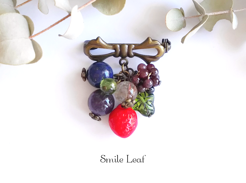 イチゴと天然石のアンティーク風ブローチ