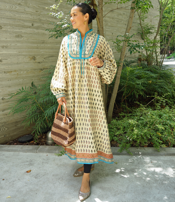 【即納可】インドレーヨンプリント・キルトヨークワンピ（NK23-030-beige） beige 両サイドにポケットあり 半身