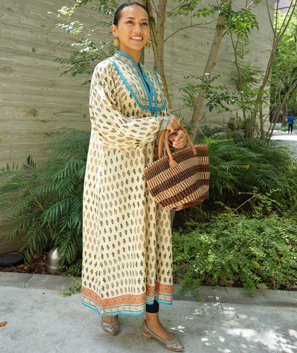 【即納可】インドレーヨンプリント・キルトヨークワンピ（NK23-030-beige） beige 両サイドにポケットあり 半身