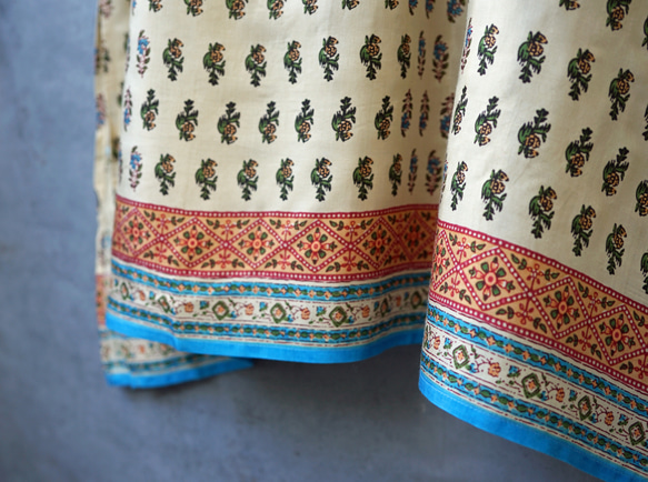 【即納可】インドレーヨンプリント・キルトヨークワンピ（NK23-030-beige） beige 両サイドにポケットあり 半身