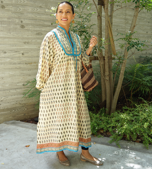 【即納可】インドレーヨンプリント・キルトヨークワンピ（NK23-030-beige） beige 両サイドにポケットあり 半身