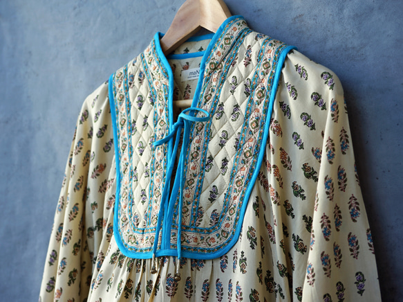 【即納可】インドレーヨンプリント・キルトヨークワンピ（NK23-030-beige） beige 両サイドにポケットあり 半身