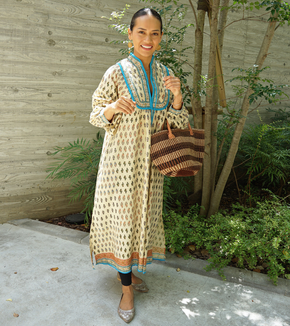 【即納可】インドレーヨンプリント・キルトヨークワンピ（NK23-030-beige） beige 両サイドにポケットあり 半身