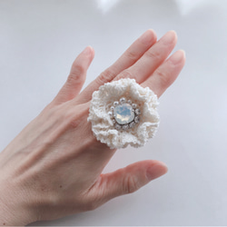 【Creema限定】フリルの指輪　ホワイトパール　清楚　可憐な 3枚目の画像