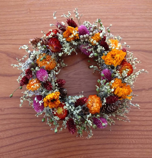 アナベルと秋色紫陽花とノイバラの実を紡いだ夏に飾るリースドライフラワー