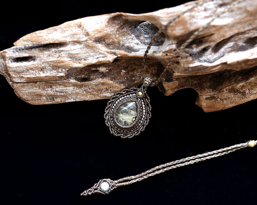 マクラメ手作りネックレス ハンドメイド】マクラメネックレス。二つのカボションを連結する